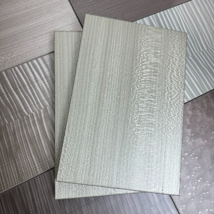Tablero decorativo de chapa de madera simulada.