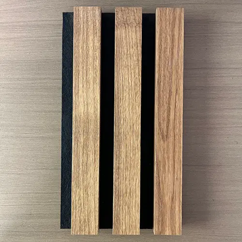 Paneles fonoabsorbentes de listones de madera
