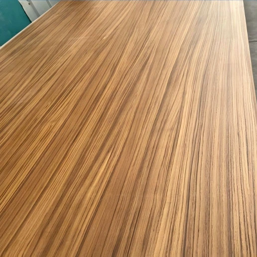 Tablero revestido de chapa de madera